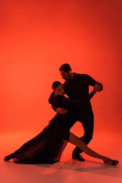 Silhueta Homem Terno Dança Tango Com Mulher Vestido Fundo Vermelho — Fotografia de Stock