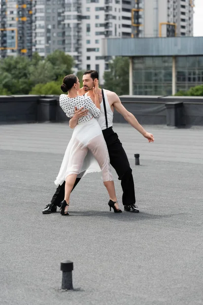 Bailarines Salón Profesionales Realizando Coreografía Azotea Del Edificio Aire Libre — Foto de Stock