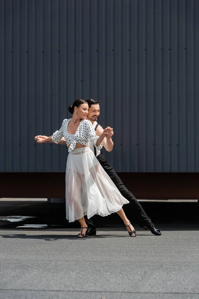 Dançarinos Sorridentes Fazendo Coreografia Telhado Durante Dia — Fotografia de Stock
