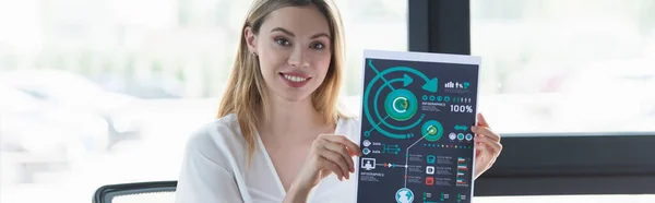 Femme d'affaires positive montrant du papier avec des graphiques dans le bureau, bannière — Photo de stock