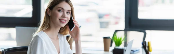 Усміхнена бізнес-леді розмовляє на смартфоні в офісі, банер — стокове фото