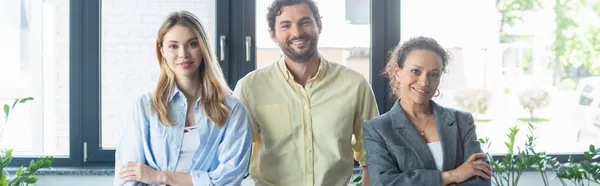 Multiethnische Geschäftsleute blicken im Büro in die Kamera, Banner — Stockfoto