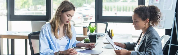 Multiethnische Geschäftsfrauen arbeiten mit Papieren zusammen im Büro, Banner — Stockfoto