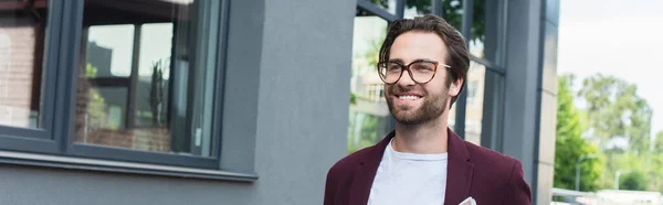 Homme d'affaires heureux à lunettes marchant dans la rue urbaine, bannière — Photo de stock