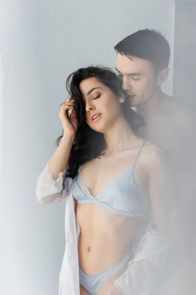 Leidenschaftlicher Mann verführt sinnliche Frau in sexy Unterwäsche — Stockfoto