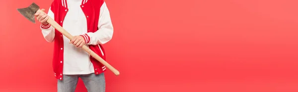 Cropped view of man holding axe isolated on red, banner — Stock Photo