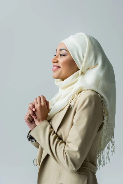 Portrait de femme musulmane heureuse en hijab posant isolé sur gris — Photo de stock