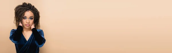Afro-américaine avec maquillage regardant caméra isolée sur beige, bannière — Photo de stock