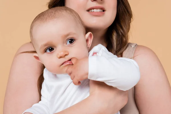 Plus size donna tenendo bambino figlia isolata su beige — Foto stock