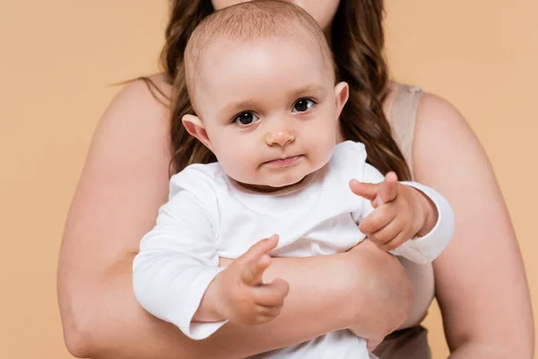 Unscharfe Plus-Size-Frau hält Baby-Tochter isoliert auf Beige — Stockfoto