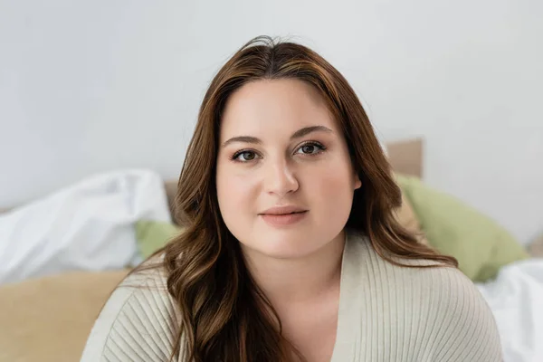 Corpo bonito mulher positiva olhando para a câmera no quarto — Fotografia de Stock