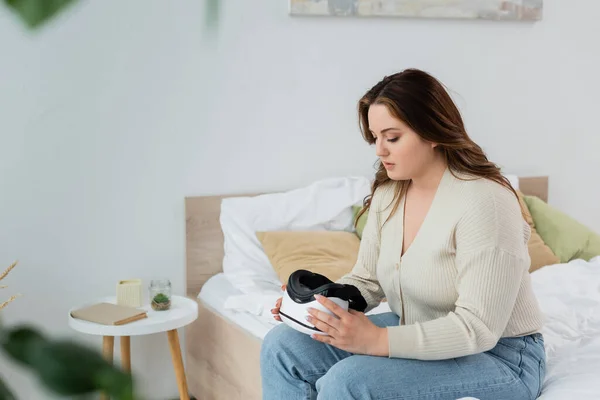 Bella donna con cuffie vr in sovrappeso in camera da letto — Foto stock