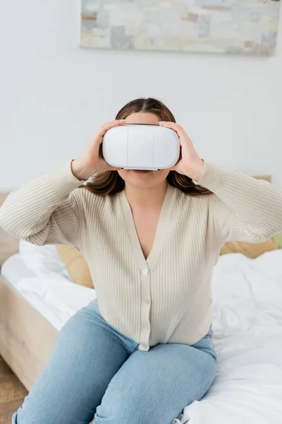 Jeune femme en surpoids jouant en réalité virtuelle casque dans la chambre — Photo de stock