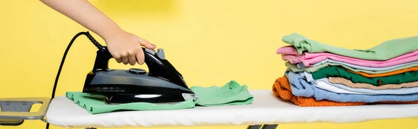 Vista cortada de roupa de passar dona de casa em amarelo, banner — Fotografia de Stock