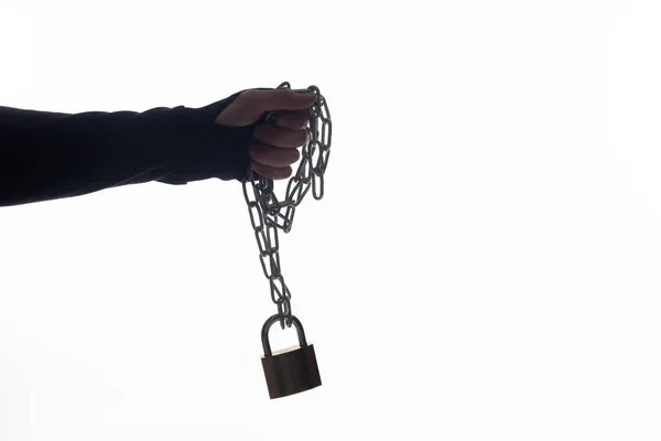 Vista recortada del hombre sosteniendo candado en cadena aislado en blanco - foto de stock