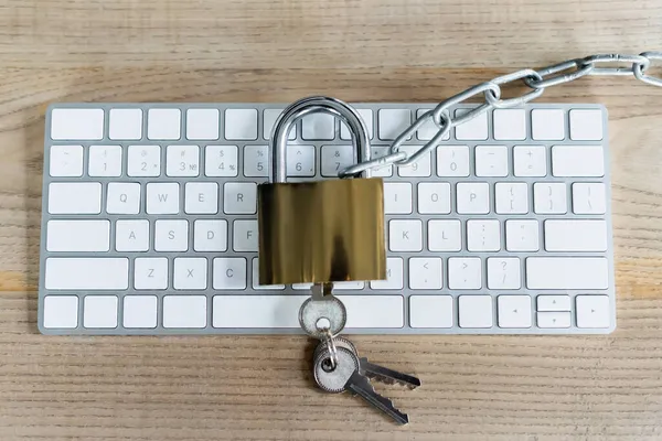 Top view of padlock and keys on keyboard on table — Stock Photo
