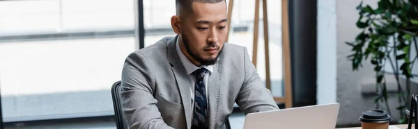 Asiático empresário no formal desgaste trabalhando no laptop no escritório, banner — Fotografia de Stock