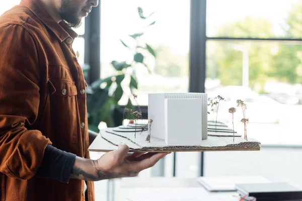 Ausgeschnittene Ansicht eines Ingenieurs mit Hausmodellen im Architekturbüro — Stockfoto