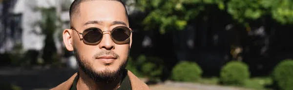 Portrait de barbu asiatique homme dans élégant lunettes de soleil à l'extérieur, bannière — Photo de stock