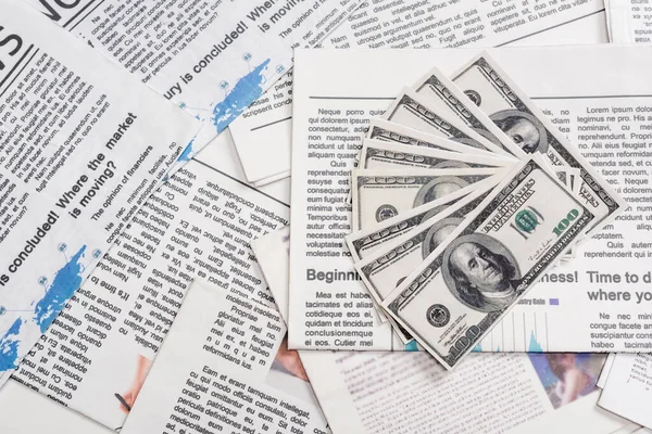 KYIV, UKRAINE - NOVEMBER 1, 2021: вид на банкноти долара на друкованих газетах — стокове фото