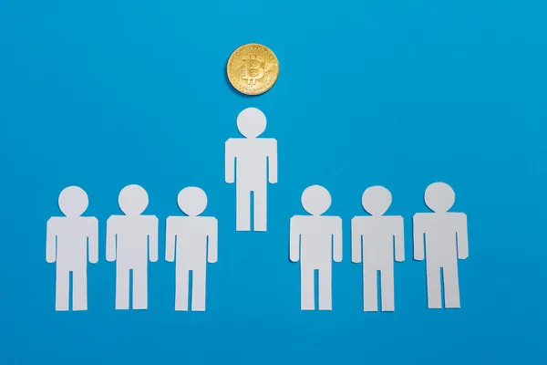 Top view of white paper cut people in line near golden bitcoin on blue, leader concept — Stock Photo