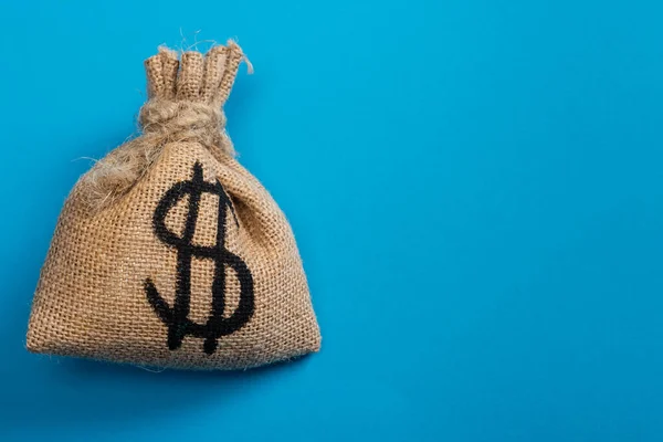 Верхний вид мешка с деньгами на голубом фоне — стоковое фото