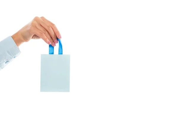 Vue recadrée de la femme tenant minuscule sac en papier isolé sur blanc — Photo de stock