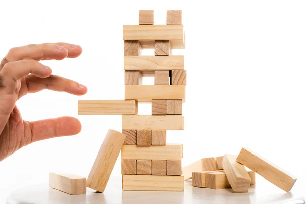 Vista recortada del hombre jugando bloques torre de madera juego aislado en blanco - foto de stock