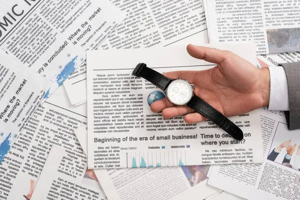 Vista dall'alto dell'uomo d'affari che tiene in mano l'orologio da polso — Foto stock