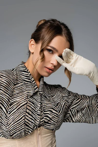 Stylische Frau in Bluse mit Zebra-Print und weißem Handschuh posiert isoliert auf grau — Stockfoto