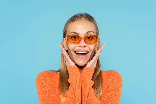 Aufgeregte blonde Frau mit Sonnenbrille blickt vereinzelt in die Kamera — Stockfoto