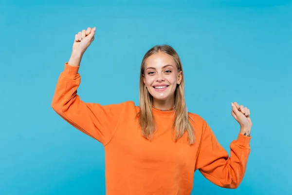 Donna bionda che mostra sì gesto e guardando la fotocamera isolata sul blu — Foto stock