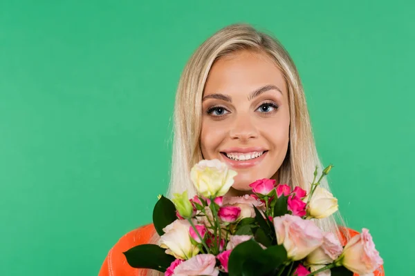 Retrato de mulher loira sorridente com flores coloridas isoladas no verde — Fotografia de Stock