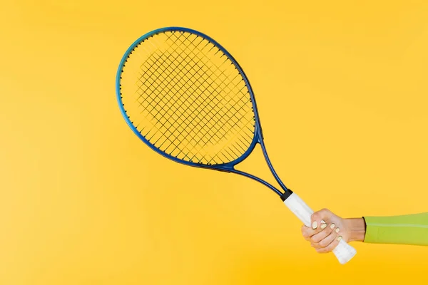 Обрізаний вид спортсменки тримає тенісний ракетка ізольована на жовтому — стокове фото