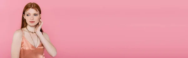 Pelirroja en vestido de melocotón posando aislada en rosa, pancarta - foto de stock