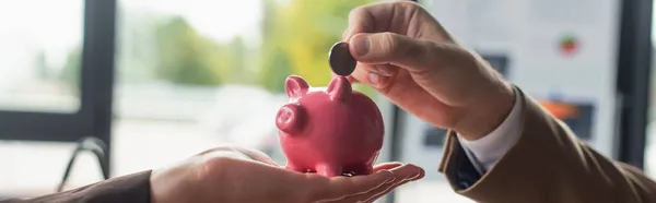 Vue recadrée de l'homme mettre de l'argent dans la tirelire en main de la femme d'affaires, concept anti-corruption, bannière — Photo de stock