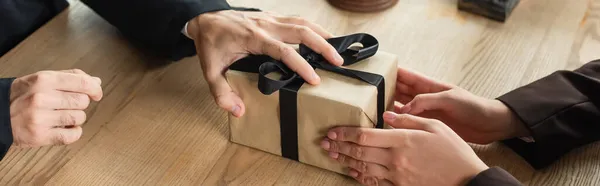 Vista ritagliata del cliente che dà la scatola regalo per giudicare, concetto anticorruzione, banner — Foto stock