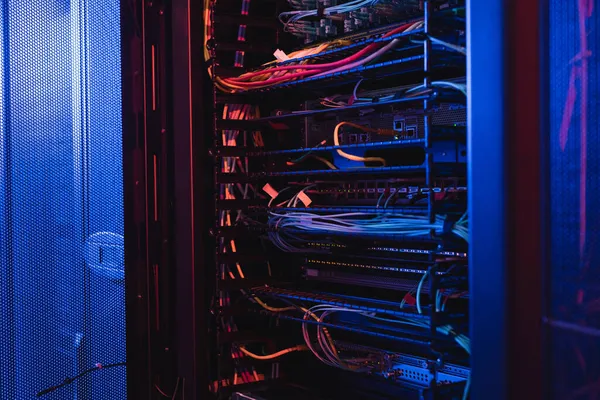 Fili in server aperto in data center, concetto di sicurezza informatica — Foto stock