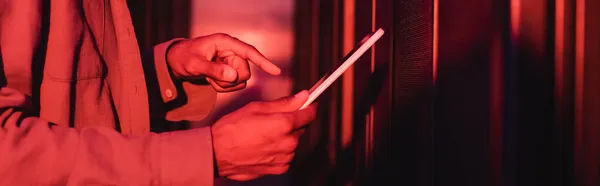 Visão recortada do engenheiro afro-americano apontando para tablet digital enquanto trabalhava em data center, banner — Fotografia de Stock