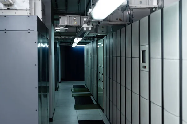Interior do data center com servidores fechados, conceito de segurança cibernética — Fotografia de Stock