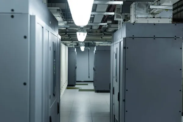 Corredor em data center com servidores fechados, conceito de segurança cibernética — Fotografia de Stock