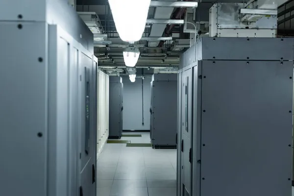 Couloir dans le centre de données avec serveurs fermés, concept de cybersécurité — Stock Photo