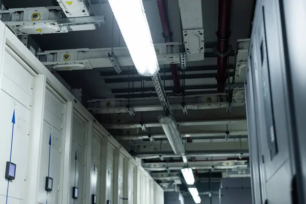 Niedrigwinkel-Ansicht geschlossener Server im Rechenzentrum mit Leuchtstofflampen, Cyber-Sicherheitskonzept — Stockfoto