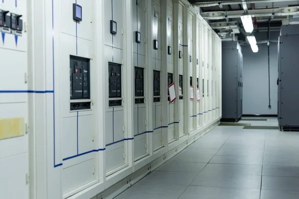 File di server chiusi nel corridoio del data center, concetto di sicurezza informatica — Foto stock