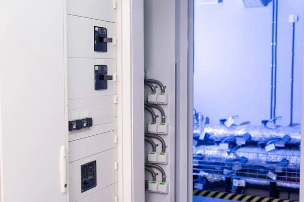 Centralita en la sala de equipos del centro de datos moderno, concepto de seguridad cibernética - foto de stock