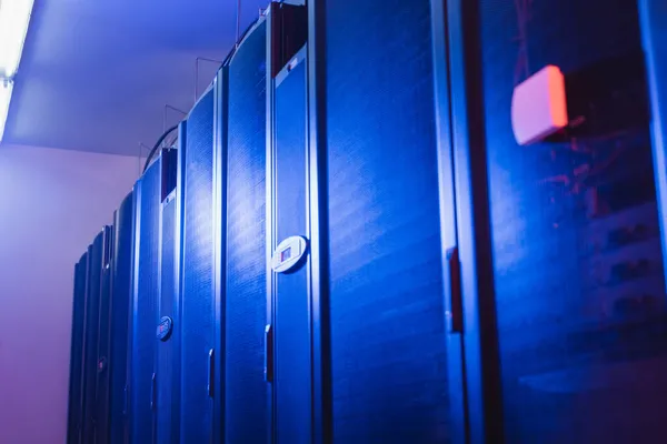 Servidores fechados em data center moderno com luz de néon, conceito de segurança cibernética — Fotografia de Stock