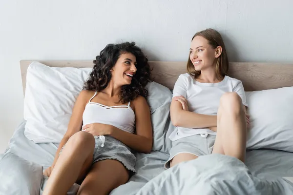 Novias felices mirándose en el dormitorio - foto de stock