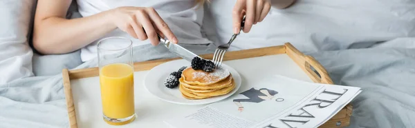 Ausgeschnittene Ansicht einer jungen Frau beim Frühstück im Bett, Banner — Stockfoto