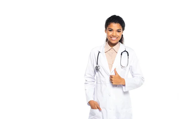 Médico afro-americano sorridente mostrando como gesto isolado em branco — Fotografia de Stock