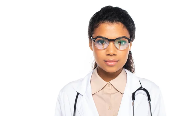 Retrato de médico afro-americano em óculos olhando para câmera isolada em branco — Fotografia de Stock